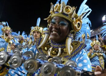 Governo repassa R$ 12 mi para escolas de samba do Rio