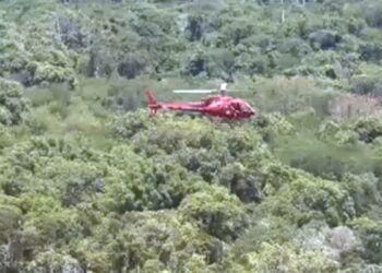 Helicóptero com três pessoas cai em Guaratiba