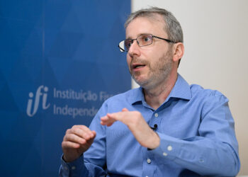 O relatório identifica a desaceleração da economia em relação ao biênio 2023/24, mas tendo a economia ainda operando acima de seu potencial, com mercado de trabalho aquecido. O hiato do produto continua positivo. O menor ritmo de crescimento da economia, segundo a IFI, é consequência da política monetária contracionista levada à cabo pelo Banco Central, do arrefecimento da demanda interna, da moderação do crédito e do menor impulso fiscal.