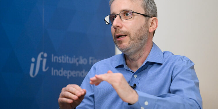 O relatório identifica a desaceleração da economia em relação ao biênio 2023/24, mas tendo a economia ainda operando acima de seu potencial, com mercado de trabalho aquecido. O hiato do produto continua positivo. O menor ritmo de crescimento da economia, segundo a IFI, é consequência da política monetária contracionista levada à cabo pelo Banco Central, do arrefecimento da demanda interna, da moderação do crédito e do menor impulso fiscal.