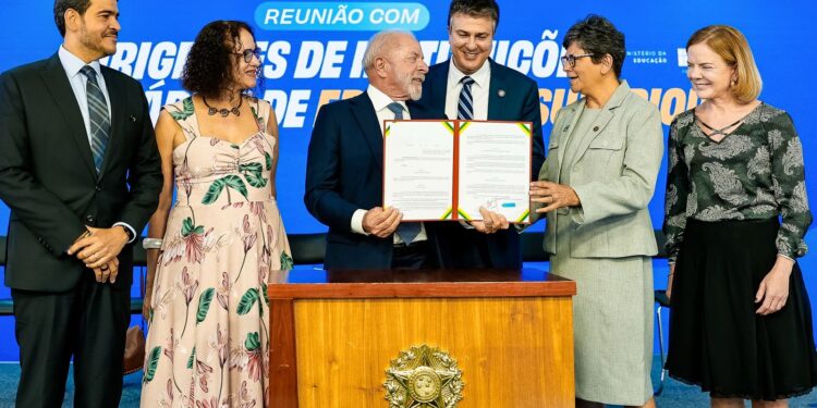 Lula assina decreto que regulamenta universidades comunitárias do país