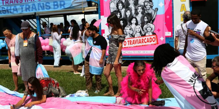 Marcha da Visibilidade Trans reúne ativistas em Brasília neste domingo
