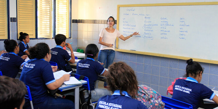 Medida provisória reajusta piso do magistério para R$ 5,1 mil em 2026