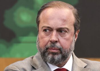 Ministro cobra solução para vazamento de água em minas da Vale