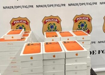 imagem mostra montes de iPhones 17 Pro Max na cor laranja (no topo) apreendidos pela Policia Federal