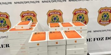 imagem mostra montes de iPhones 17 Pro Max na cor laranja (no topo) apreendidos pela Policia Federal