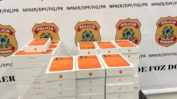 imagem mostra montes de iPhones 17 Pro Max na cor laranja (no topo) apreendidos pela Policia Federal