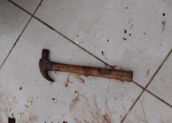 Casal é atacado com marteladas durante invasão em residência
