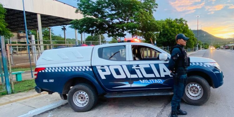 Polícia Militar conduz autor por perturbação do sossego e ameaça no bairro Maria Leite, em Corumbá.