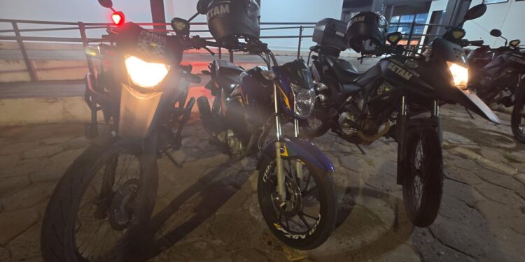 Polícia Militar conduz motociclista por direção perigosa e desobediência em Corumbá.