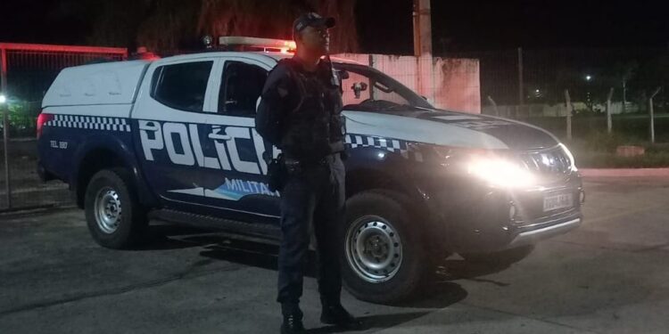 Polícia Militar conduz mulher à Delegacia por furto em supermercado no Centro de Corumbá.