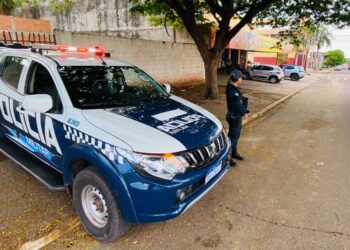 Polícia Militar cumpre mandado de prisão durante atendimento de ocorrência de violência doméstica em Corumbá.
