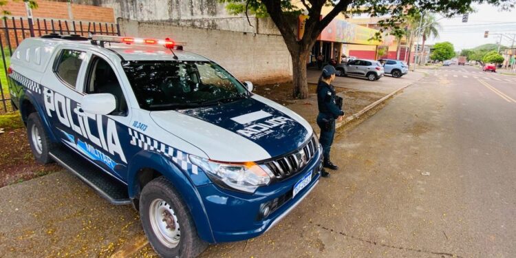 Polícia Militar cumpre mandado de prisão durante atendimento de ocorrência de violência doméstica em Corumbá.