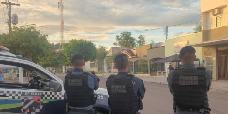 Polícia Militar cumpre mandado de prisão e apreende entorpecente durante abordagem em Corumbá