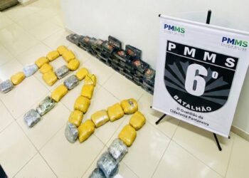 Polícia Militar localiza grande quantidade de drogas em veículo abandonado no Centro de Corumbá.