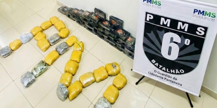 Polícia Militar localiza grande quantidade de drogas em veículo abandonado no Centro de Corumbá.