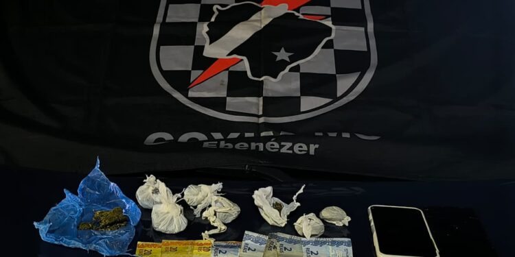 Polícia Militar prende jovem e apreende adolescente por tráfico de drogas em Rio Verde