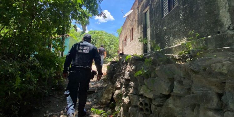 Polícia Militar presta apoio ao Judiciário no cumprimento de mandado de prisão civil em Corumbá.