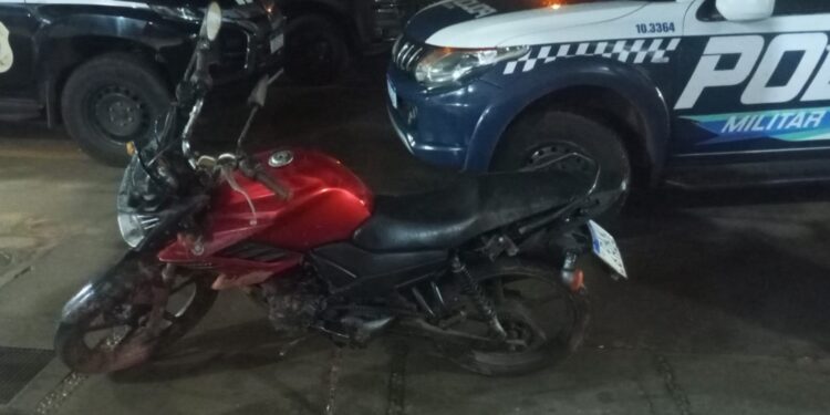Polícia Militar recupera motocicleta furtada e prende mulher por receptação no bairro Jardim Paineiras, em Paranaíba