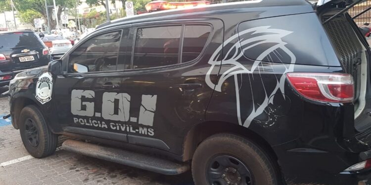 Policiais civis prendem homem com mandado de prisão em aberto, na Capital