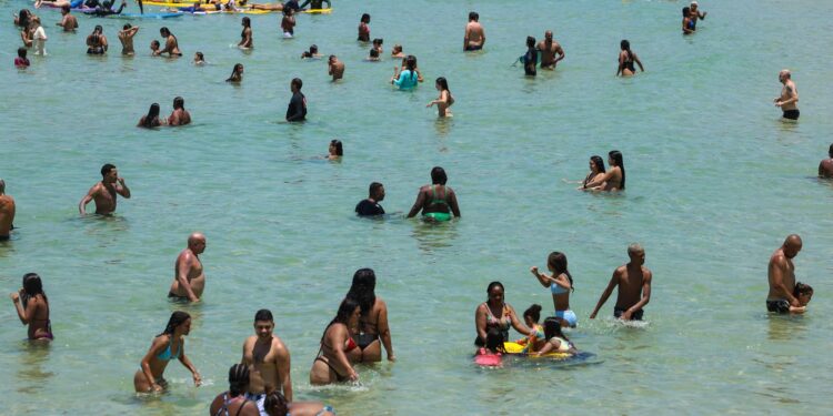 Procedimentos na pele devem ser evitados no verão, aponta médica