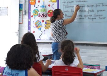 Projeto isenta professores do Imposto de Renda para salários até R$ 10 mil