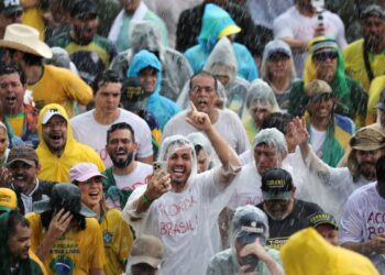 Raio atinge manifestantes na Praça do Cruzeiro, em Brasília