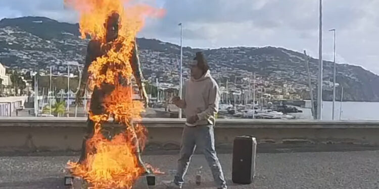 Incêndio atinge estátua de Cristiano Ronaldo em Portugal