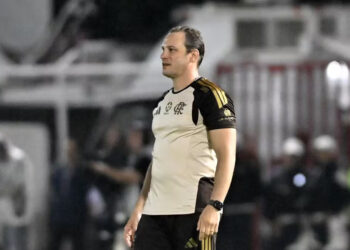 Flamengo revisa estratégia e leva principais jogadores ao clássico