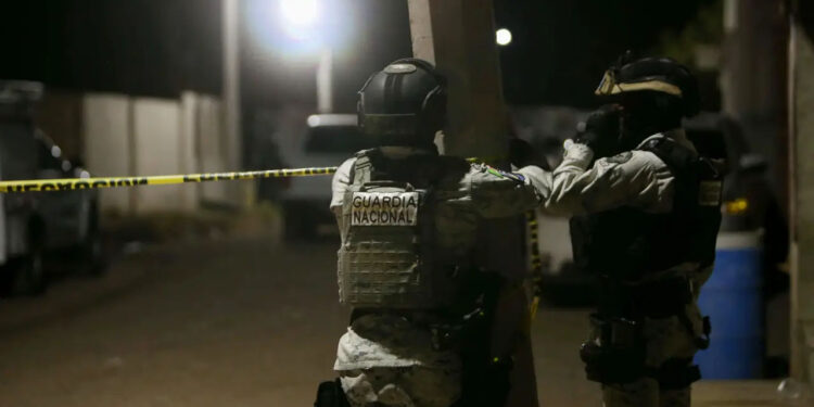 Ataque a tiros em campo de futebol deixa 11 mortos no México