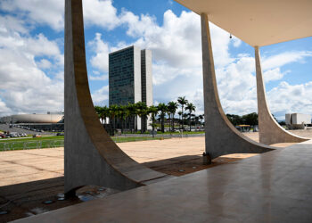 Ao fundo, Congresso Nacional.