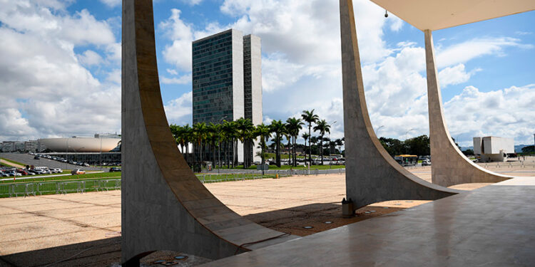 Ao fundo, Congresso Nacional.