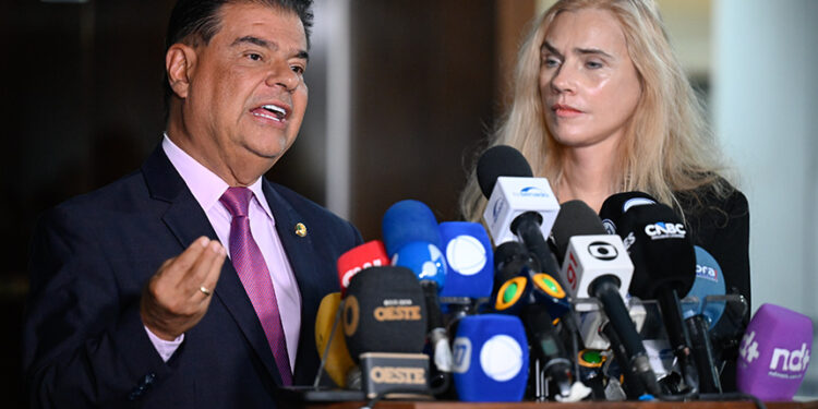 Presidente da Comissão de Relações Exteriores (CRE), senador Nelsinho Trad (PSD-MS), concede entrevista.