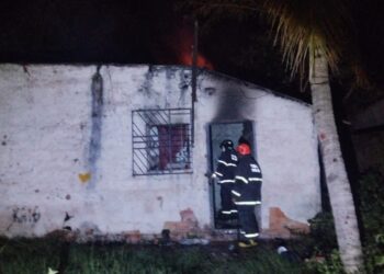 Incêndio atinge residência abandonada em Ladário