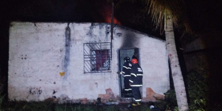 Incêndio atinge residência abandonada em Ladário