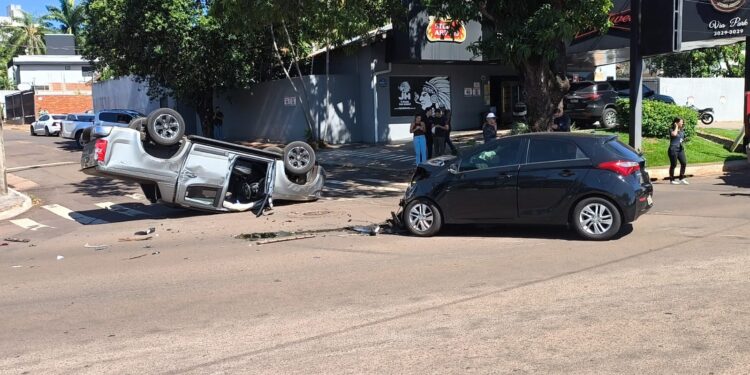 Caminhonete capota após colisão com carro em Campo Grande