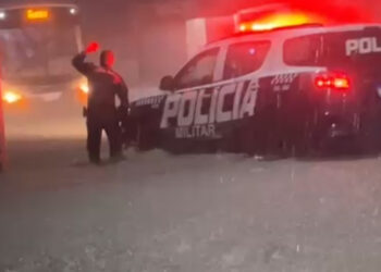 Família é retirada de veículo ilhado pela Polícia Militar em Corumbá