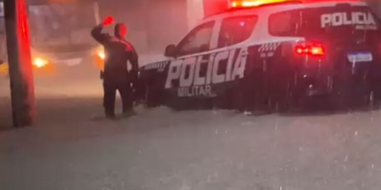 Família é retirada de veículo ilhado pela Polícia Militar em Corumbá