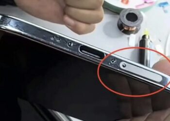 Imagem mostra um iPhone Air modificado, com uma entrada pra chip físico