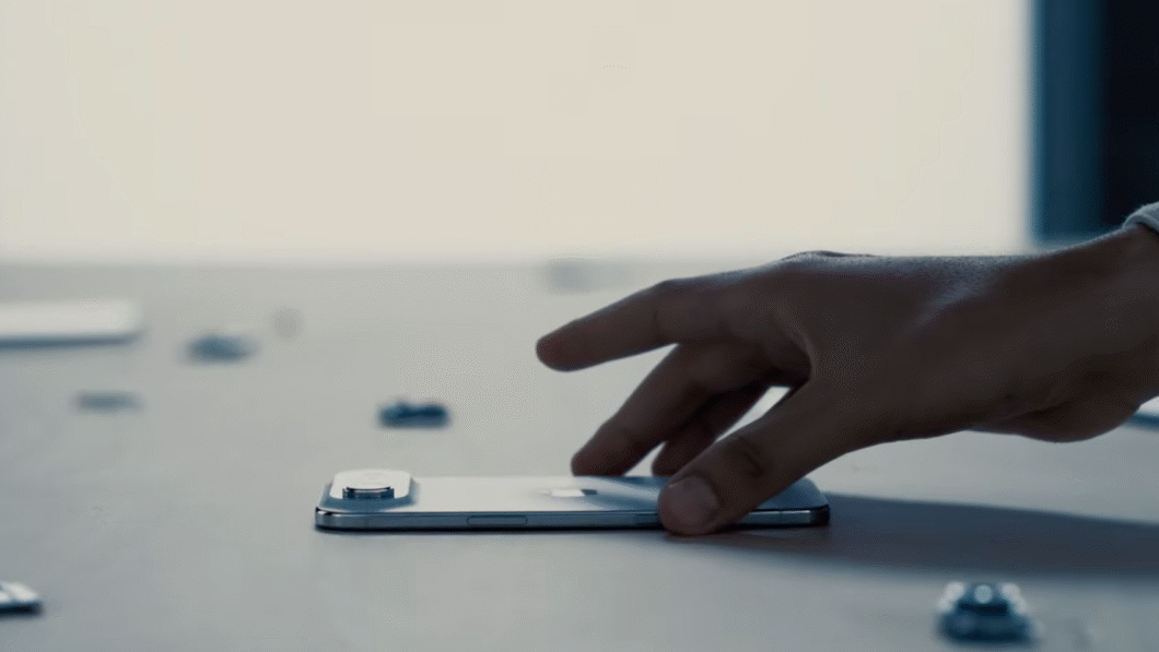 Imagem promocional mostra um iPhone Air sobre uma mesa, com uma mão sobre ele