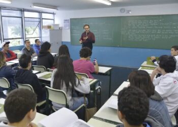 Senado analisa isenção de IR para professores
