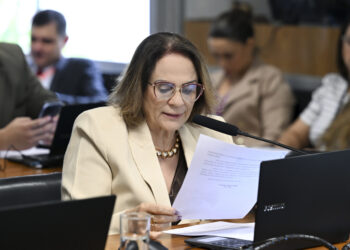 Damares aciona PGR contra escola de samba que homenageará Lula