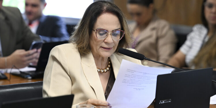 Damares aciona PGR contra escola de samba que homenageará Lula