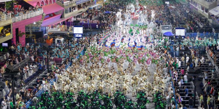 Série Ouro: Escolas "jovens" disputam título com medalhões do carnaval