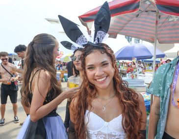 Valter Campanato/Agência Brasil Brasília (DF), 14/02/2026 – A biologa Clarice Pontes fala com Agência Brasil, durante apresentação do Bloco do Amor no museu da republica.
Foto: Valter Campanato/Agência Brasil