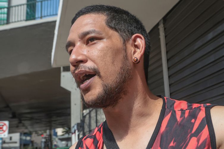 São Paulo (SP), 14/02/2026 - Kim Maruiama fala com Agência Brasil durante desfile do Bloco. G Treme Mon Amour, no bairro da Bela Vista.  
Foto: Paulo Pinto/Agência Brasil