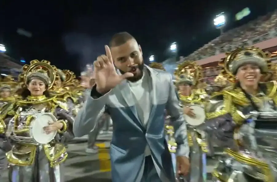 Diretor da escola de samba Acadêmicos de Niterói faz o L, marca de campanha de Lula. Reprodução / Transmissão do carnaval Rede Globo