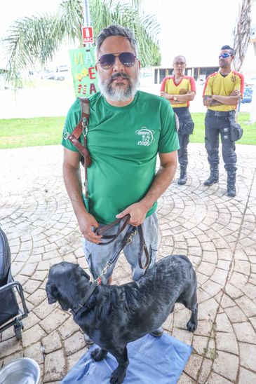 Valter Campanato/Agência Brasil Brasília (DF), 16/02/2026 – O deficiente visual, Thiago Vieira fala com Agência Brasila durante apresentação do Bloco de carnaval Deficiente é a mãe, na torre de TV.
Foto: Valter Campanato/Agência Brasil