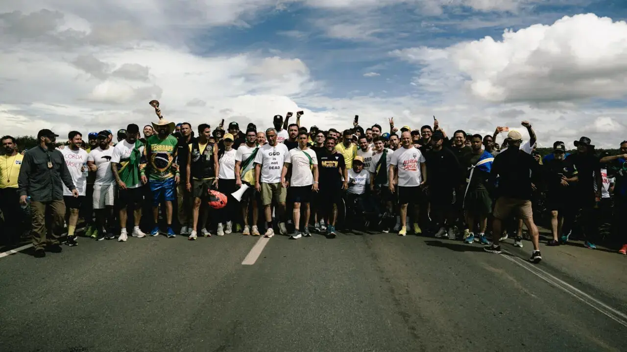 Caminhada liderada por Nikolas Ferreira amplia adesão nas redes sociais.