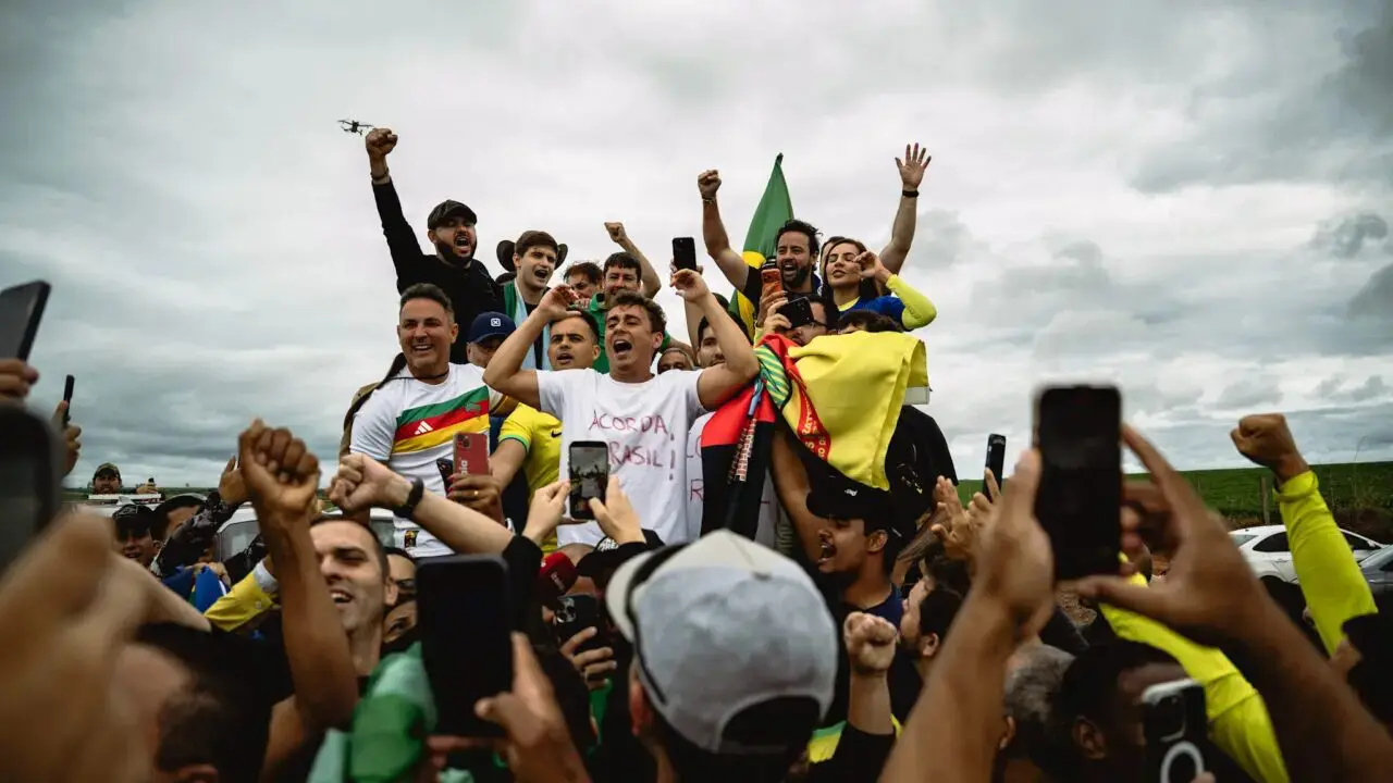 Com milhões de seguidores nas redes sociais, Nikolas Ferreira transformou alcance digital em mobilização política fora da internet.